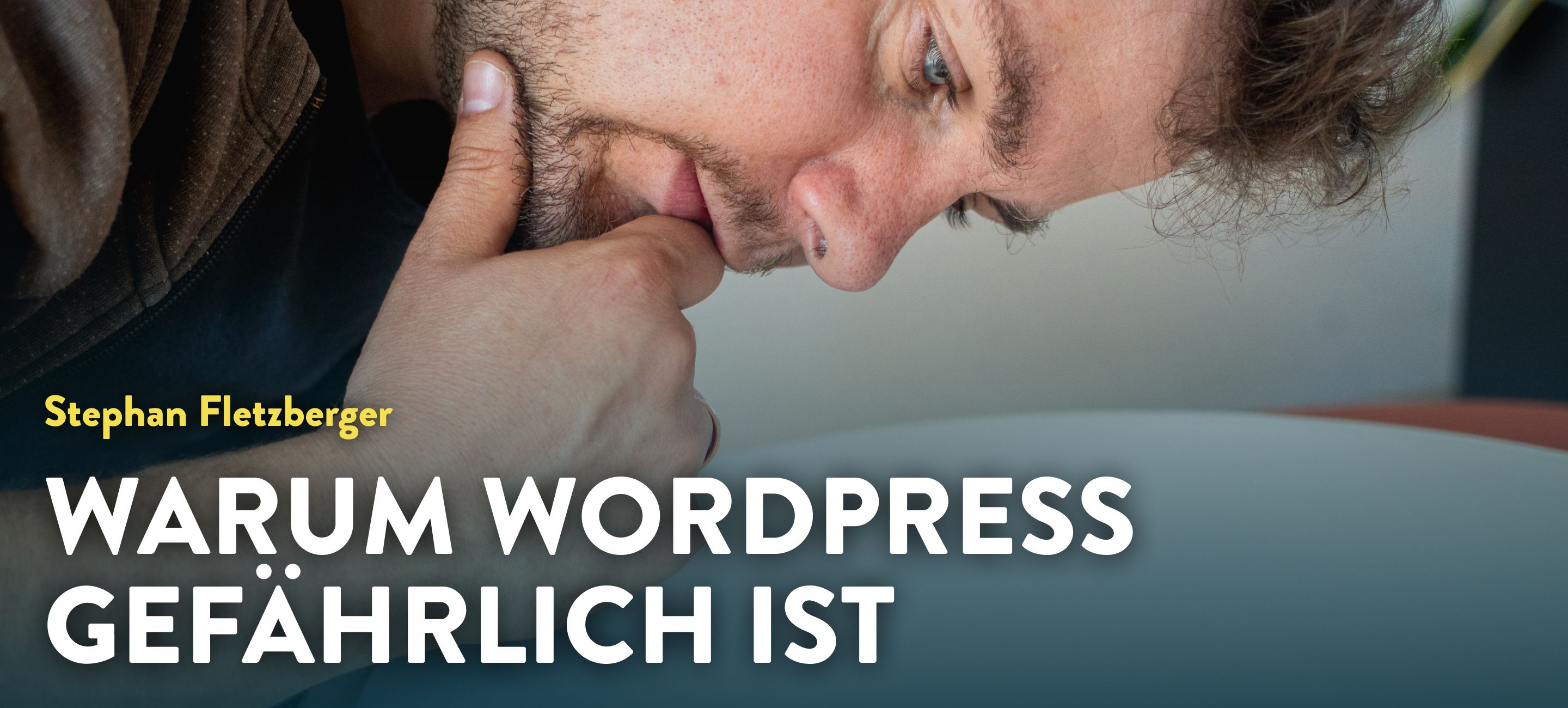 Warum Wordpress gefährlich ist (Autor Stephan Fletzberger sieht von oben auf die Headline