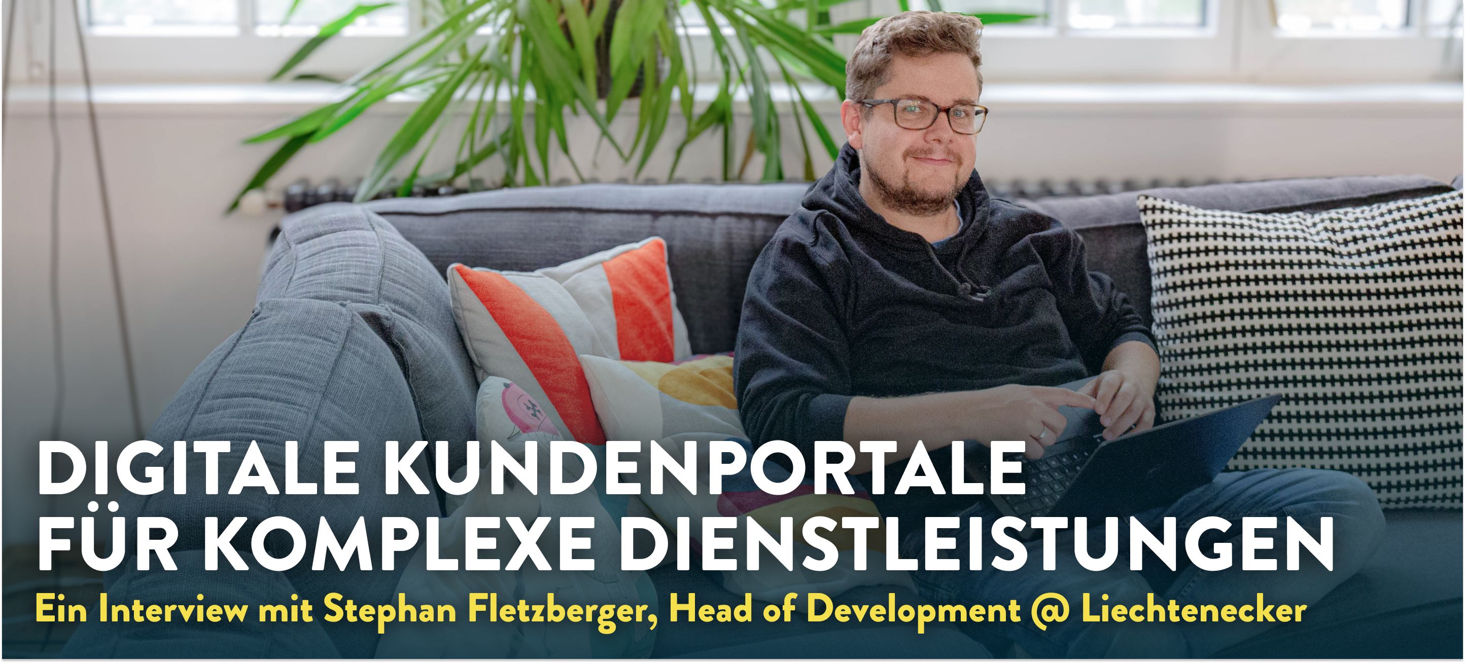 Portrautfoto von Stephan auf der Counch sitzend mit Laptopmit Headline