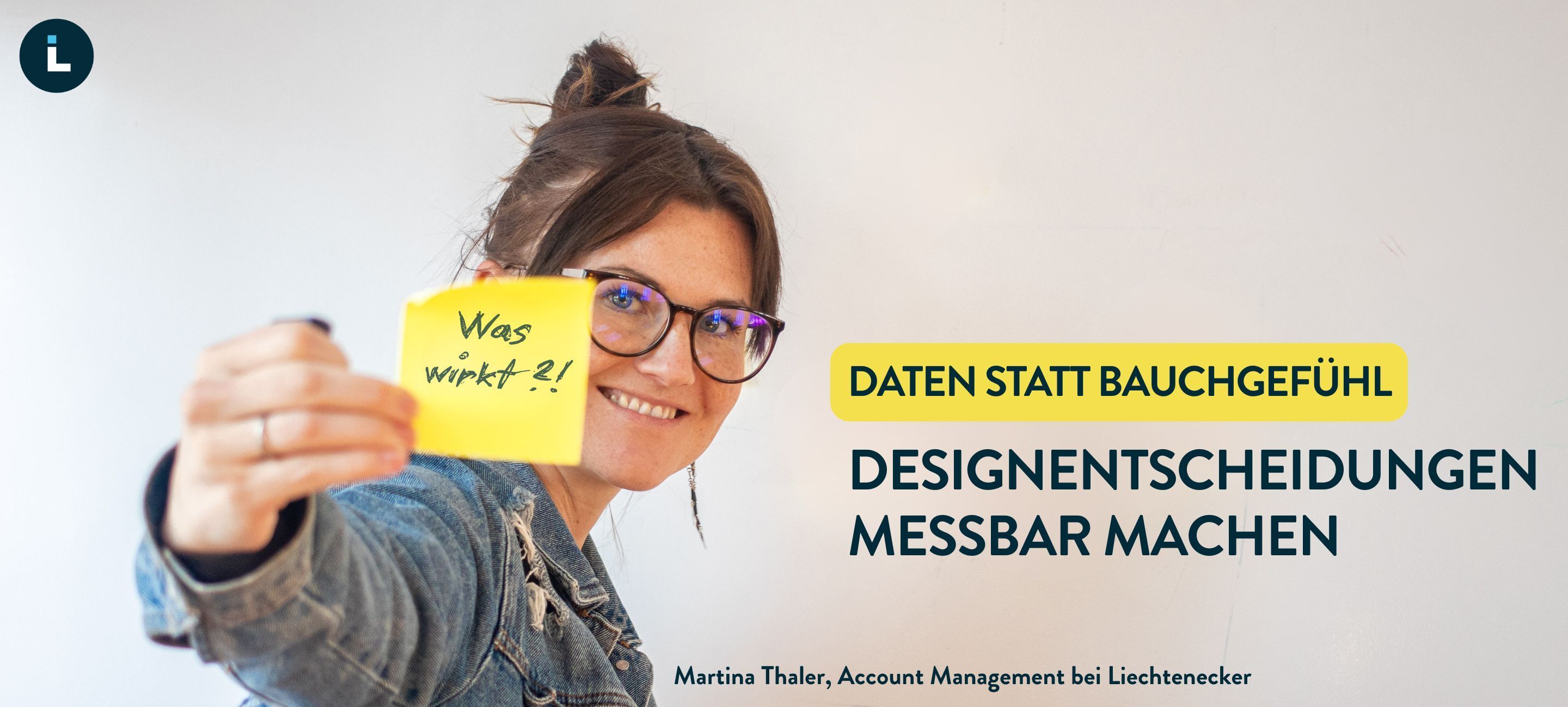 Frau mit Brille hält ein gelbes Post-it. Text auf der Seite.