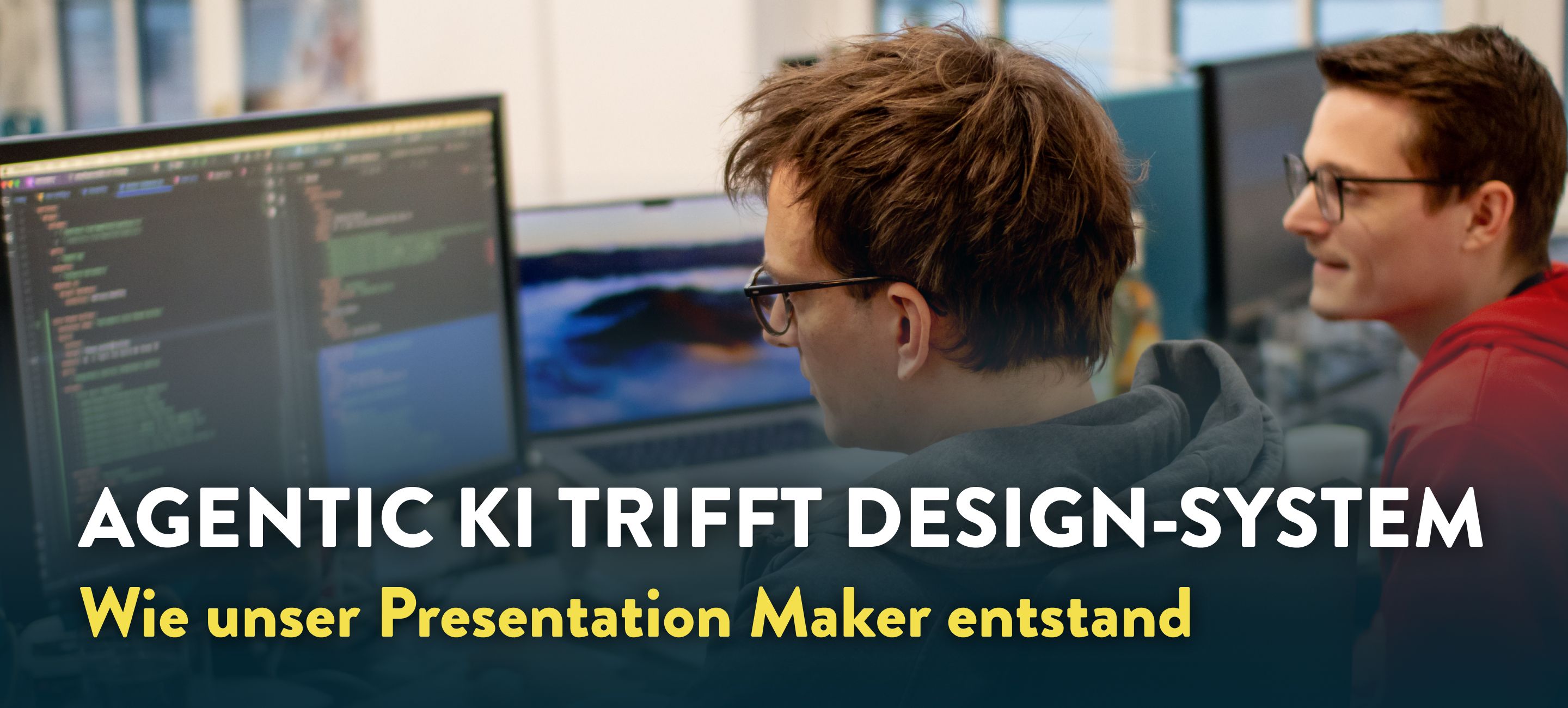 Lukas und Daniel arbeiten an Computern im Büro.