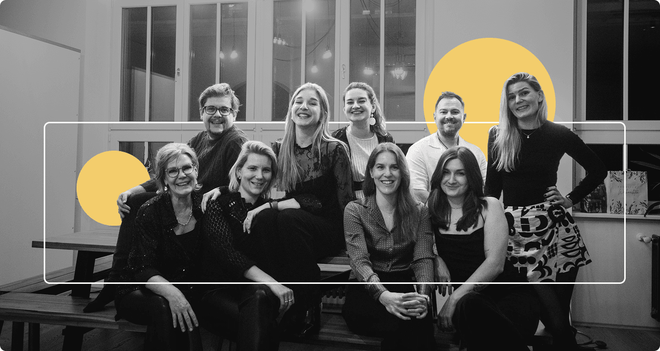 Teamfoto in schwarz/weiß mit gelben PunktHighlights